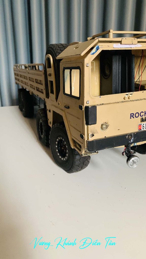 xe quân sự châu đâu điều khiển từ xa