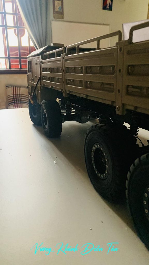 xe quân sự châu đâu điều khiển từ xa