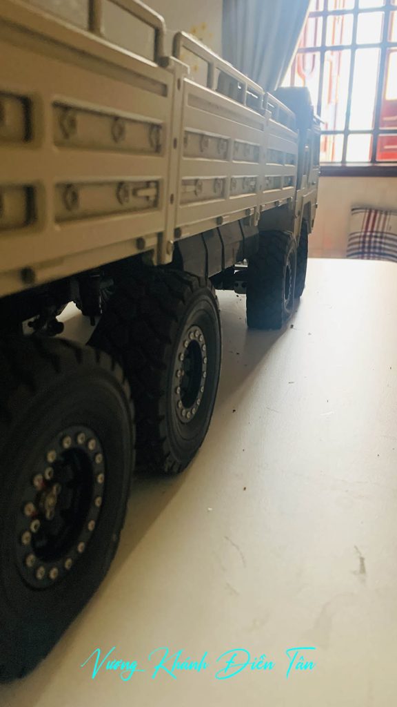 xe quân sự châu đâu điều khiển từ xa