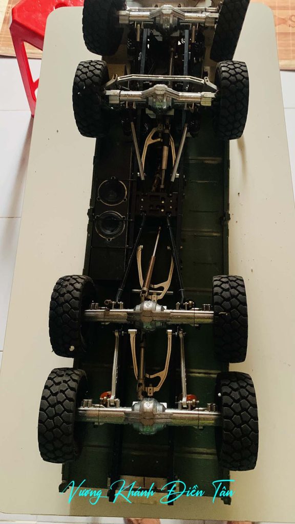 xe quân sự châu đâu điều khiển từ xa