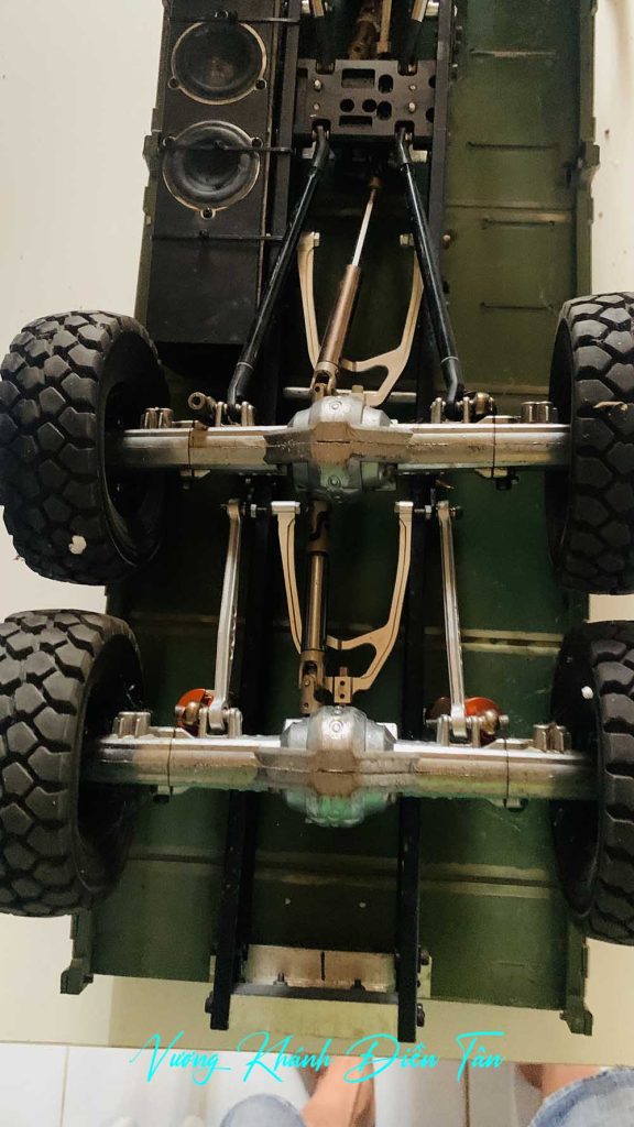 xe quân sự châu đâu điều khiển từ xa